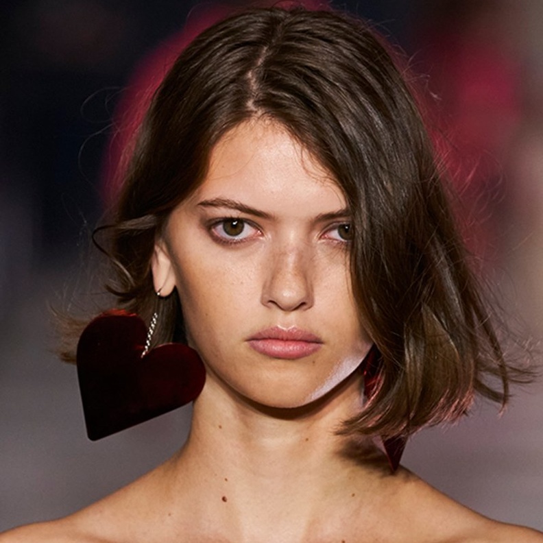 قصات شعر قصير مدرج للوجه البيضاوي من Isabel Marant