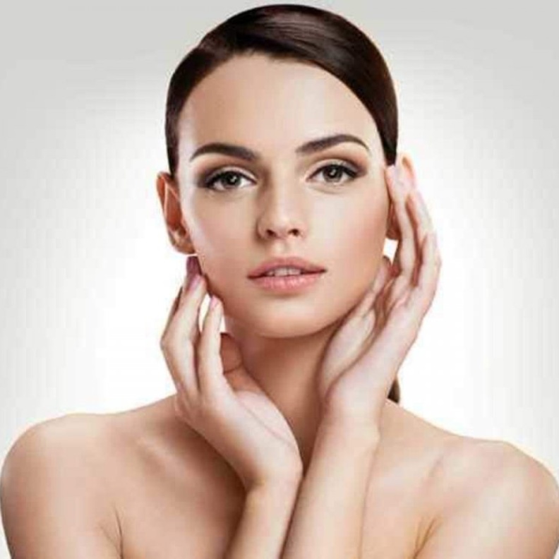  صورة رئيسية كيفية علاج مشاكل البشرة الدهنية وطرق التعامل معها في الصيف