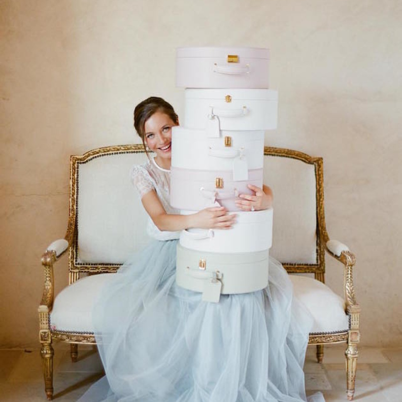 عروس تشتكي من محاولة والديها الحصول على الهدايا من ضيوف زفافها