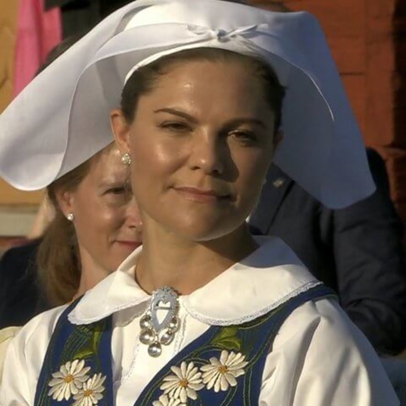 الأميرة فيكتوريا تشارك في احتفالات اليوم الوطني للسويد