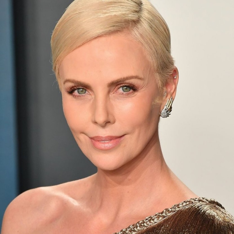  Charlize-Therong بين الشعر الطويل والقصير