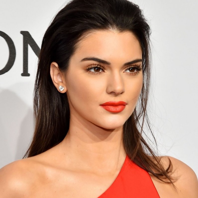 الوان احمر الشفاه المرجانية المات مع الكونتور من Kendall jenner