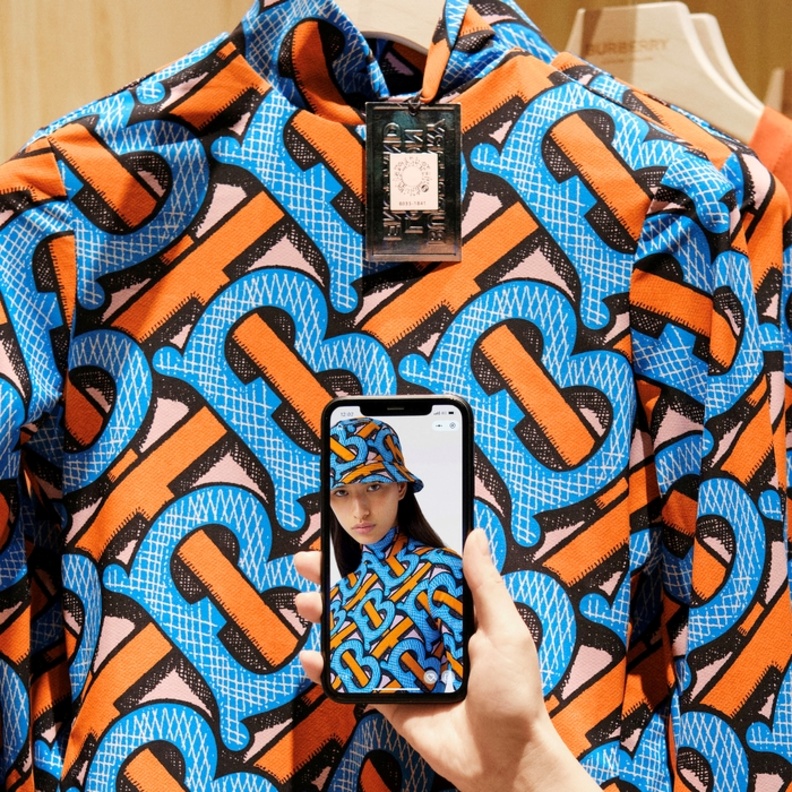 حصة السلع الفاخرة المباعة عبر الإنترنت تضاعفت تقريبًا لتصل إلى 23 بالمئة في عام 2020