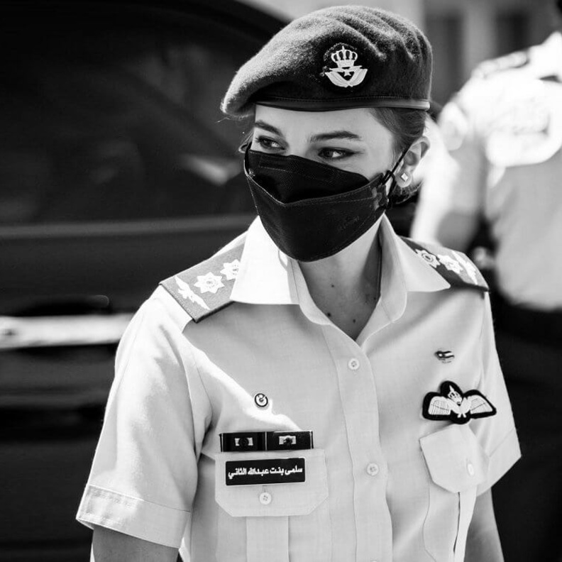 الأميرة سلمى ظهرت بالزي العسكري