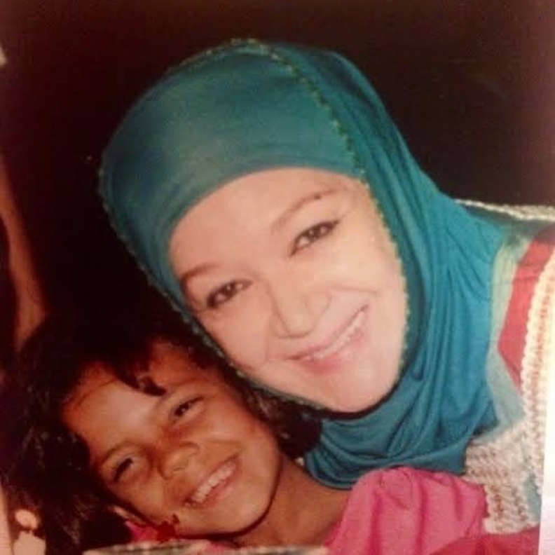 ناهد السباعي وجدتها هدى سلطان