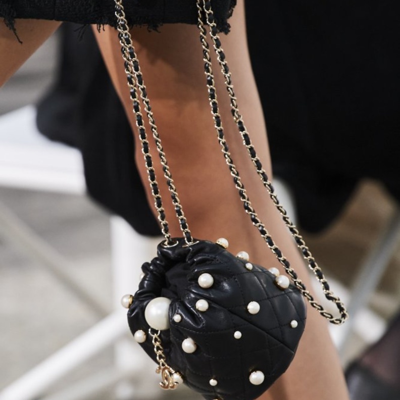 شنط فخمة مع احجار اللؤلؤ لسهرات صيف 2021 من Chanel