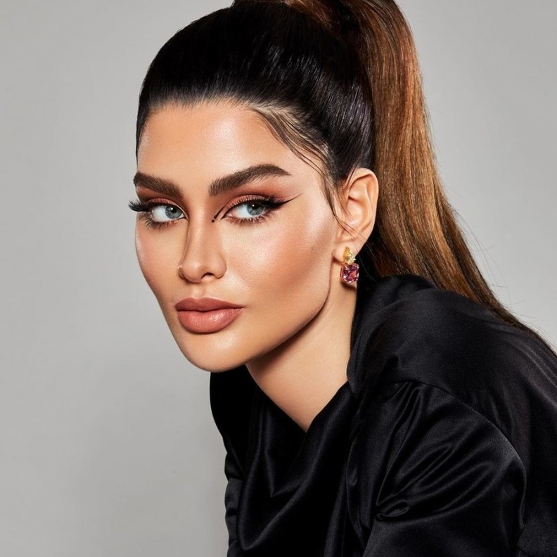 احدث صيحات جمالية ملفتة اعتمدتها روان بن حسين 2021