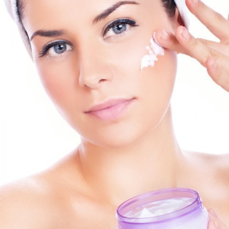 فوائد الكريمات الليلية للبشرة