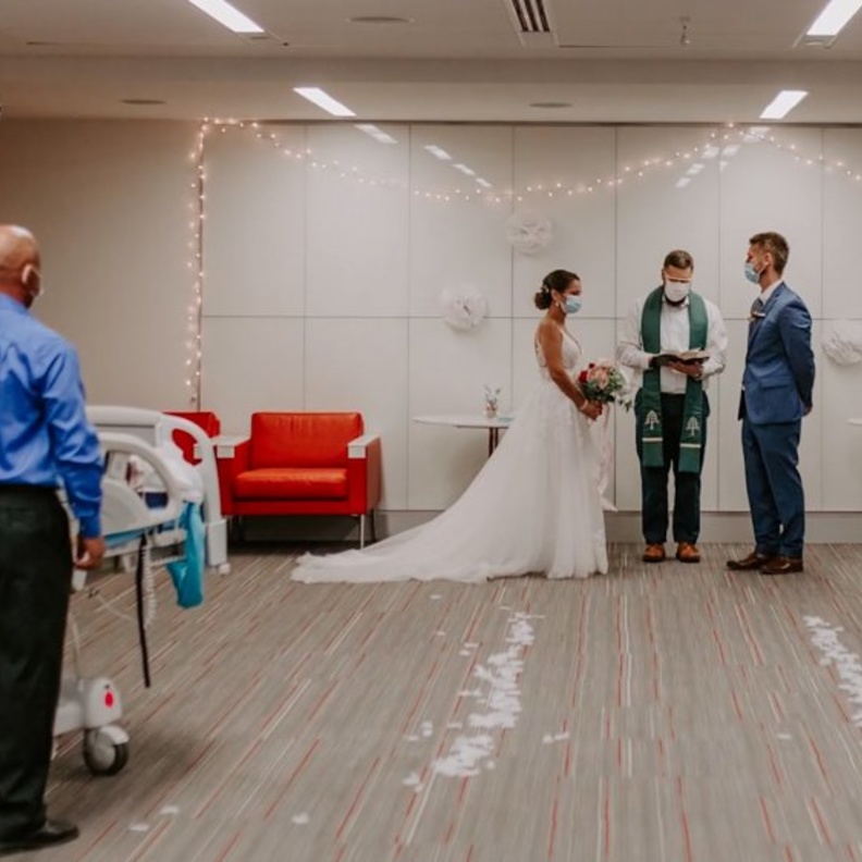 عروس تقيم حفل زفاف مرتجل في مستشفى علاج السرطان !