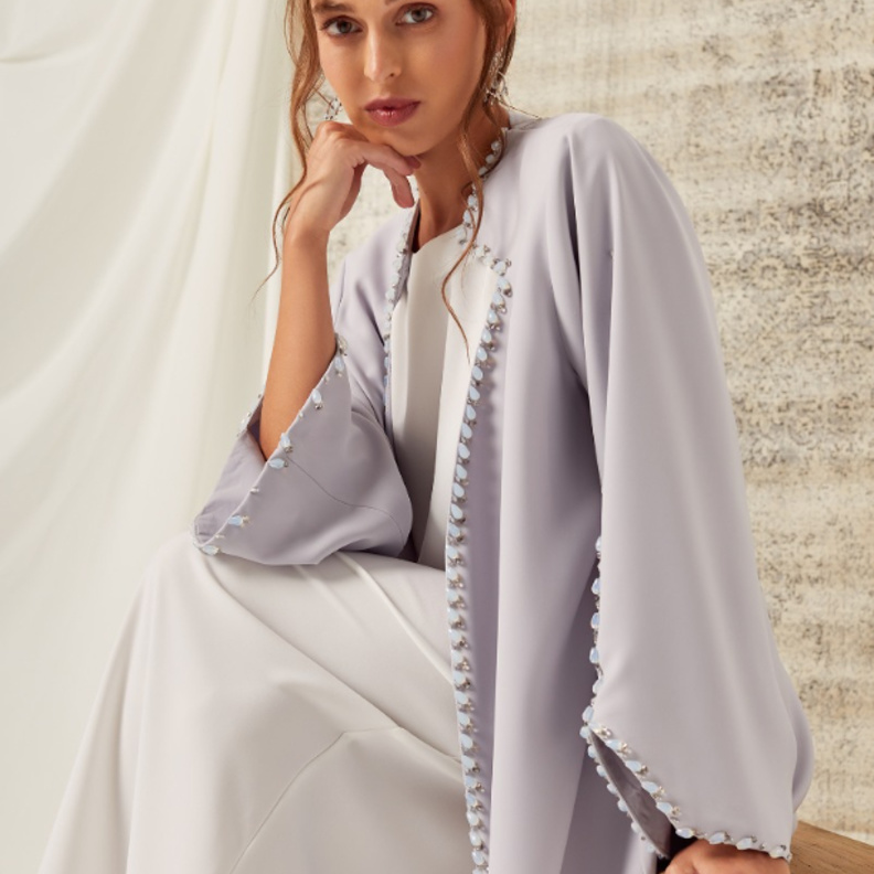 مزيج البني الراقي مع الأبيض بعباية أنيقة بقصة مجسّمة من  BLANC 8.3