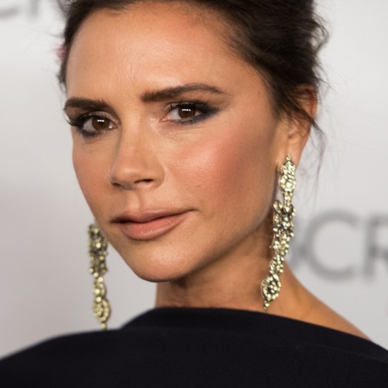  مكياج مميز مع الايلاينر المات من وحي فيكتوريا بيكهام