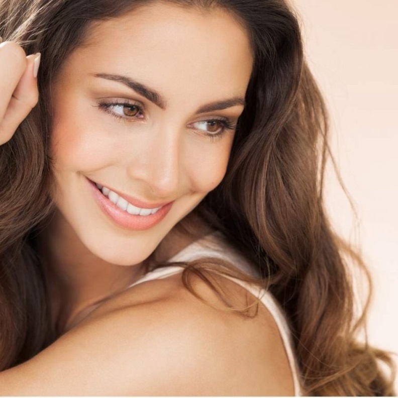 يساعد على ترطيب البشرة وتوحيد لونها 