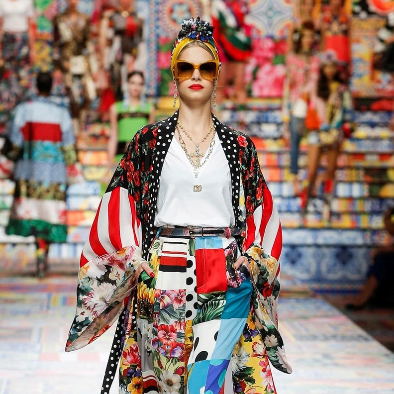 نسقي بين قطعتين من ألوان النيون المتضاربة كهذه الإطلالة من Balmain