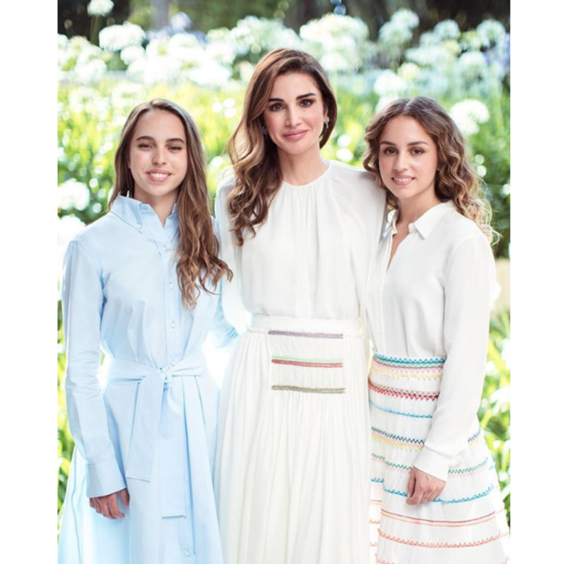 الأميرة إيمان بالقميص مع التنورة والأميرة سلمى بالفستان الأزرق أما الملكة رانيا فتألقت بالفستان الأبيض