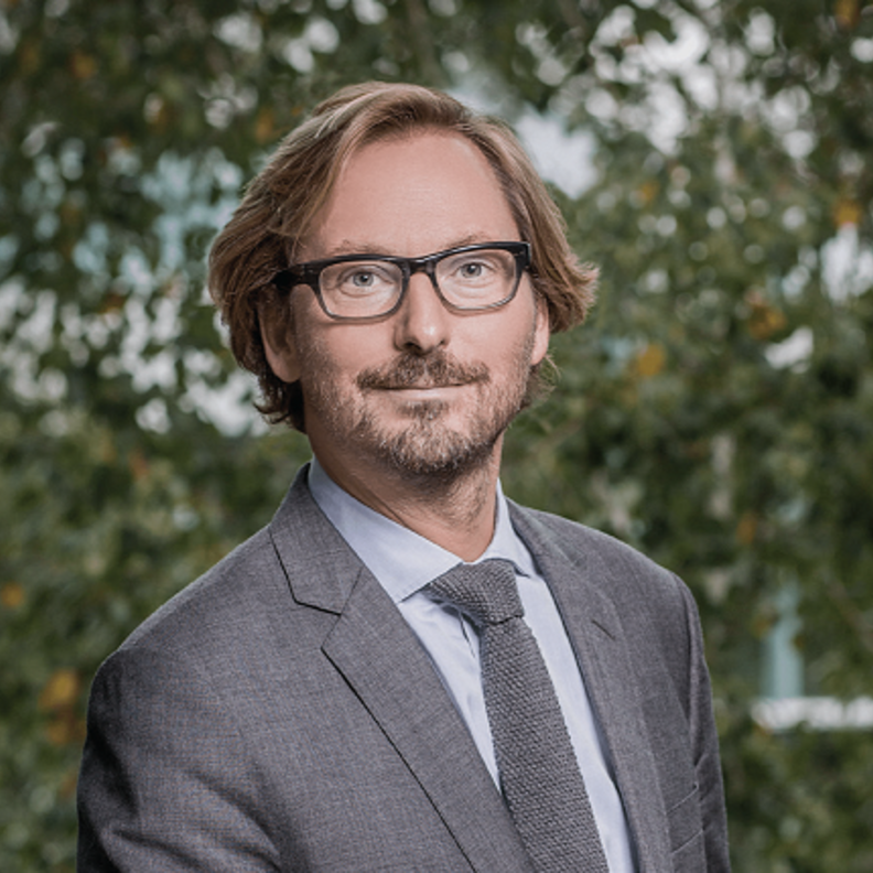 إسوار "أيزون" Ison من الذهب الأبيض والوردي والياقوت المرصع بتقنية "الترصيع الغامض" والماس