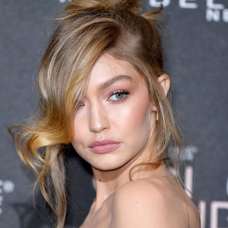 تسريحات شعر الكعكة مع الغرة الكثيفة والجانبية من Gigi Hadid 2021