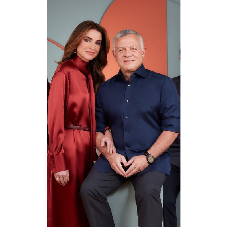 أطلت الملكة بالفستان الحريريّ باللون الأحمر الداكن فيما أطلت الملك بالقميص الكحلي والبنطلون الرمادي