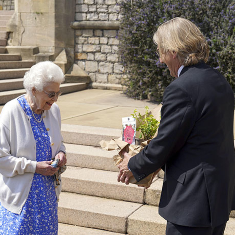 تعرفوا على الهدية التي تلقتها الملكة بمناسبة الذكرى السنوية المئة لميلاد زوجها الراحل