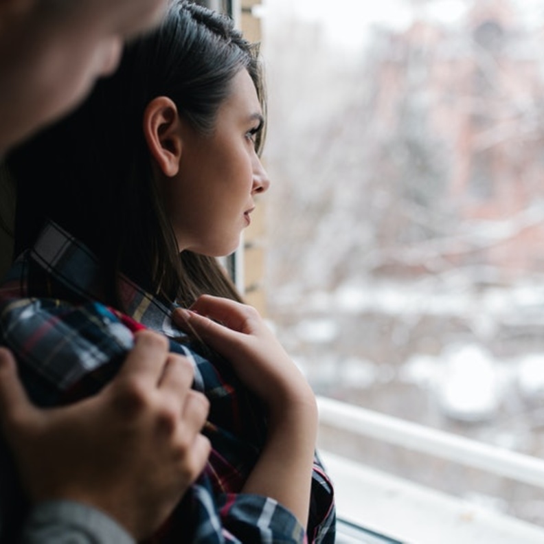 أبراج لا تظهر عواطفها لشريكها بشكل علني