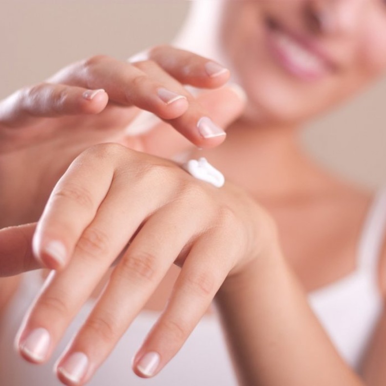  تقشير اليدين يساعد على التخلص من البقع الداكنة