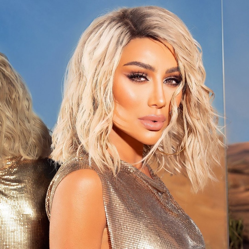  صبغة اللون الأصفر الذهبي مستوحاه من مايا دياب