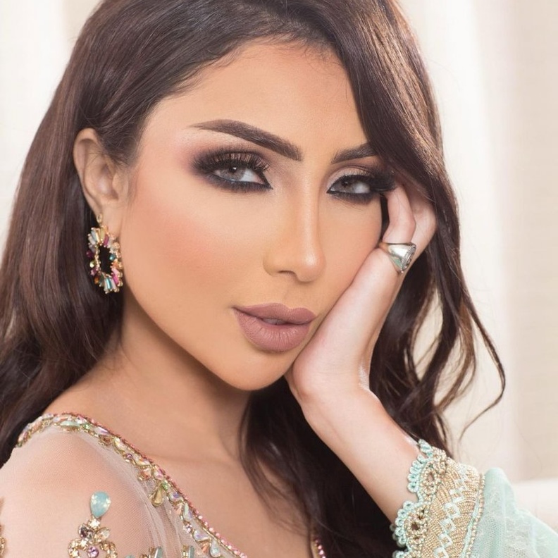 دنيا بطمة بإطلالة سابقة