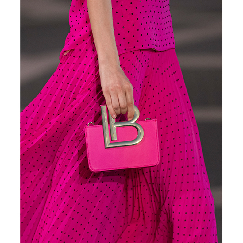 موديلات حقائب يد مربعة باللون الفوشيا من دار Laura Biagiotti