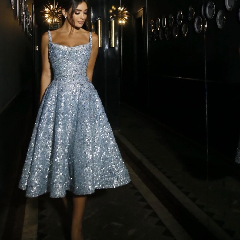 جيسيكا عازار بفستان ازرق من نيكولا جبران