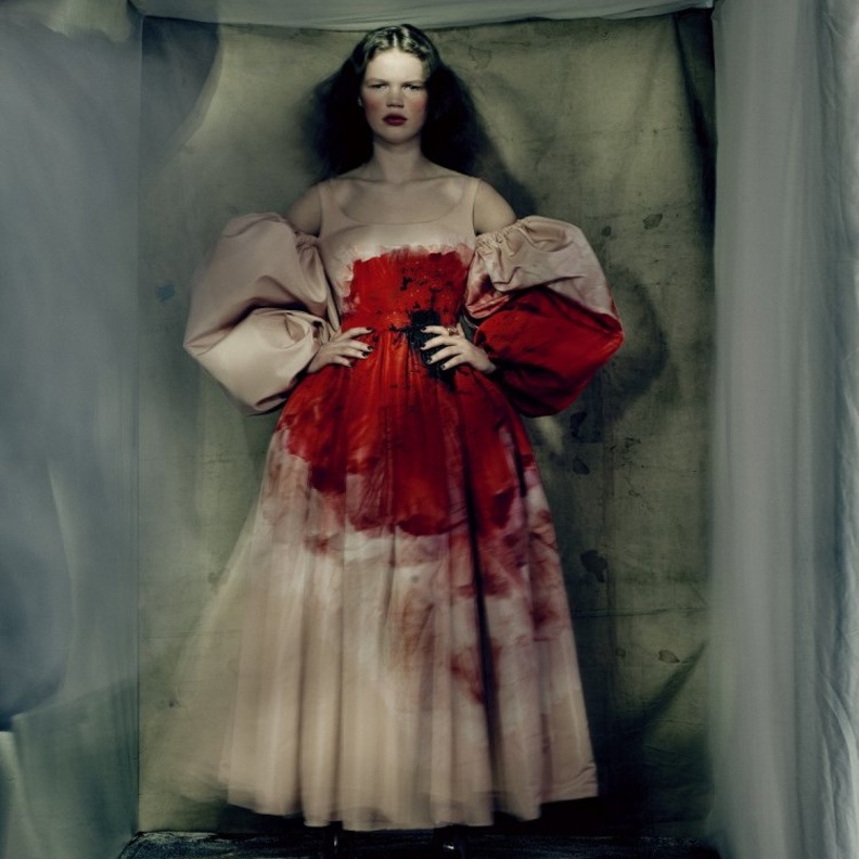 فستان من الفاي بوليستر باللون الذهبي الوردي مع أكمام منفوخة ومزيّن بطبعة أزهار شقائق النعمان