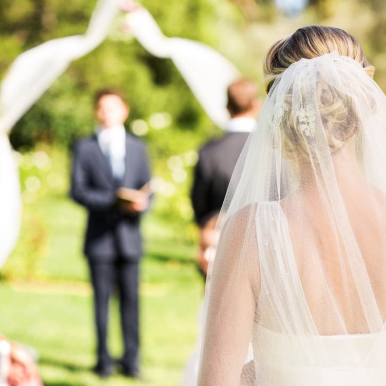  عريس يتنمر على شقيق عروسه بسبب قامته القصيرة