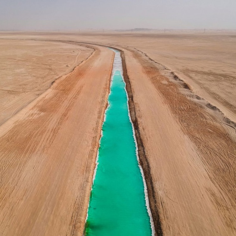  بحيرة الملح في الوثبة بأبوظبي