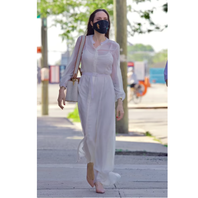 صور أنجلينا جولي تتألق بإطلالة أنثوية ساحرة بالأبيض لزيارة زوجها السابق