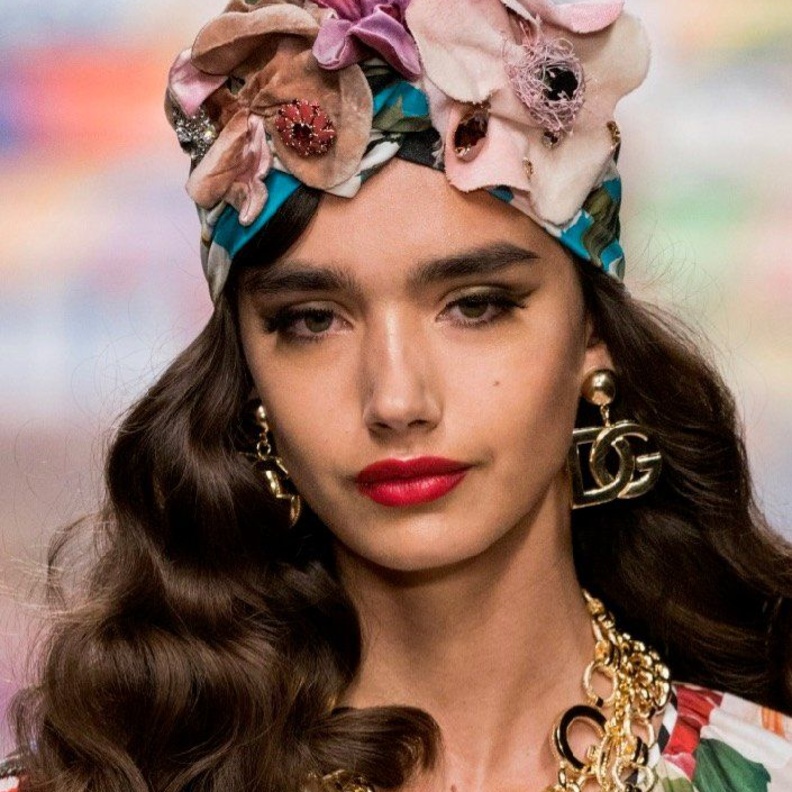 تسريحات شعر يومية ويفي للشعر المتوسط من Dolce & Gabbana