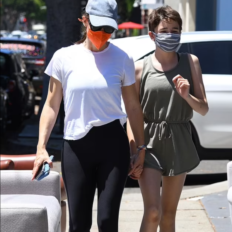 جينيفر جارنر تحتفل بدخول ابنتها من بن أفليك للمدرسة الإعدادية