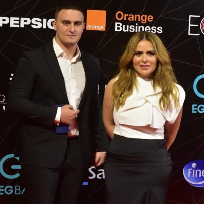 زوجة أحمد السقا ونجله يلفتان الأنظار 