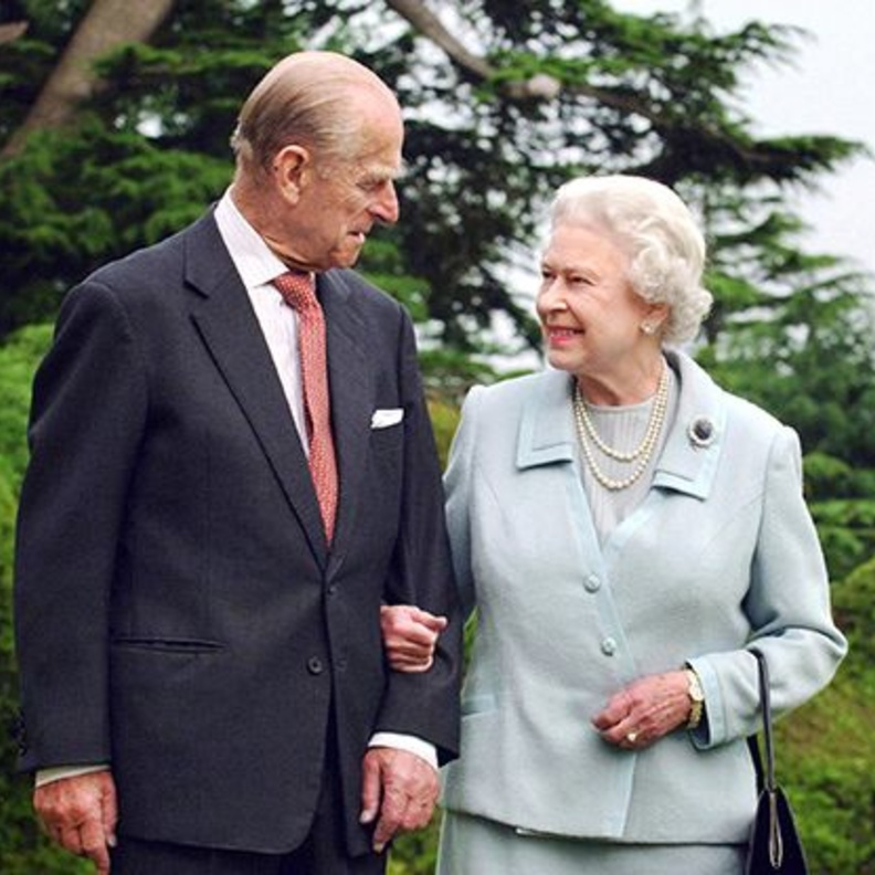 هكذا كرمت الملكة المساعدين الأقرب لزوجها الراحل الأمير فيليب