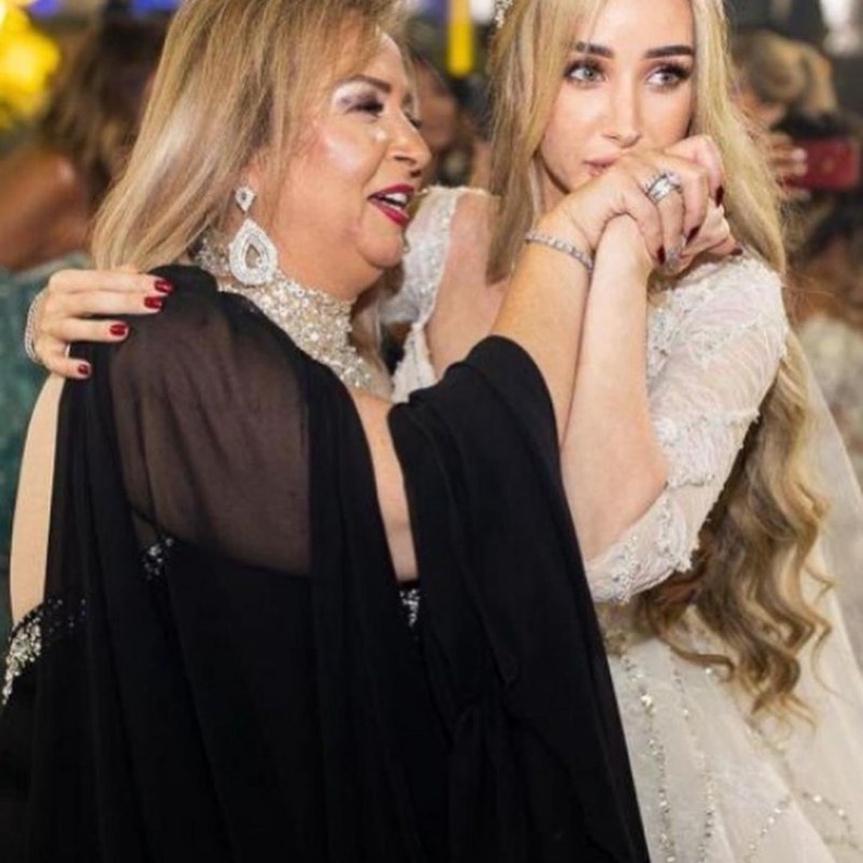 هنا الزاهد ووالدتها