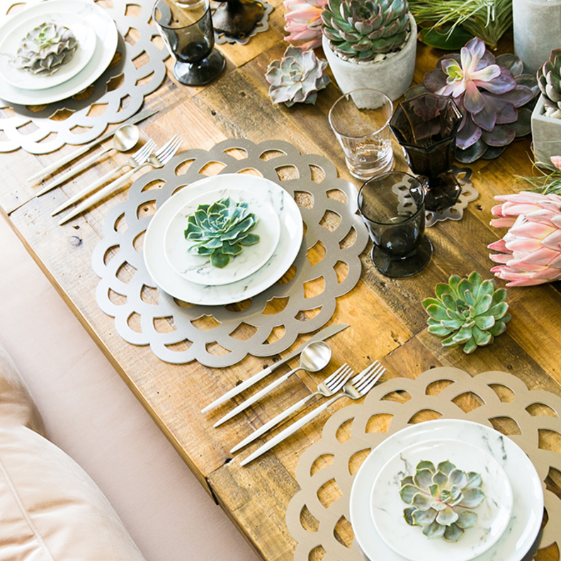 طاولات حفل الزفاف المزينة بقطع ديكور مركزية أنيقة مصنوعة من الزهور