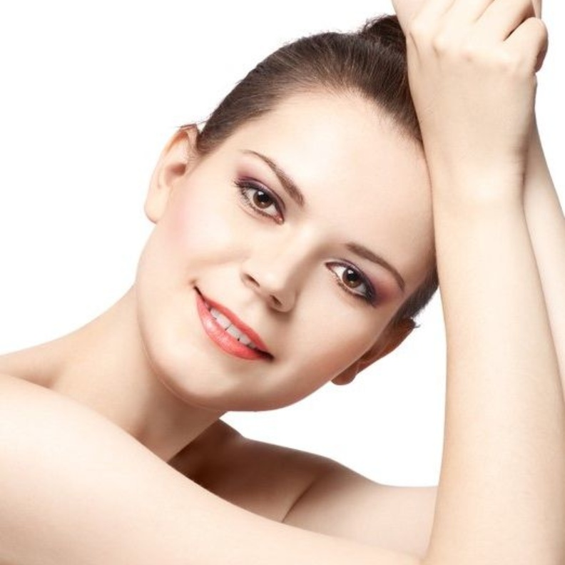 طريقة عمل ماسك الشبة يستلزم ترطيب الجسم بماء الورد بعد الاستحمام وقبل تطبيقها للتخلص من العرق