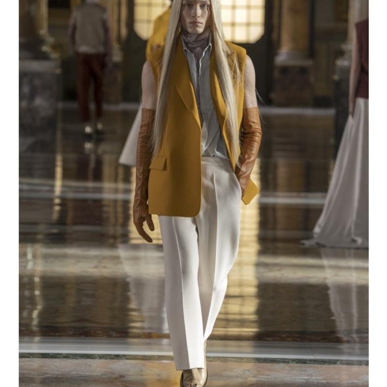 أحدث أفكار وطرق تنسيق الجينز الملون موضة صيف 2021