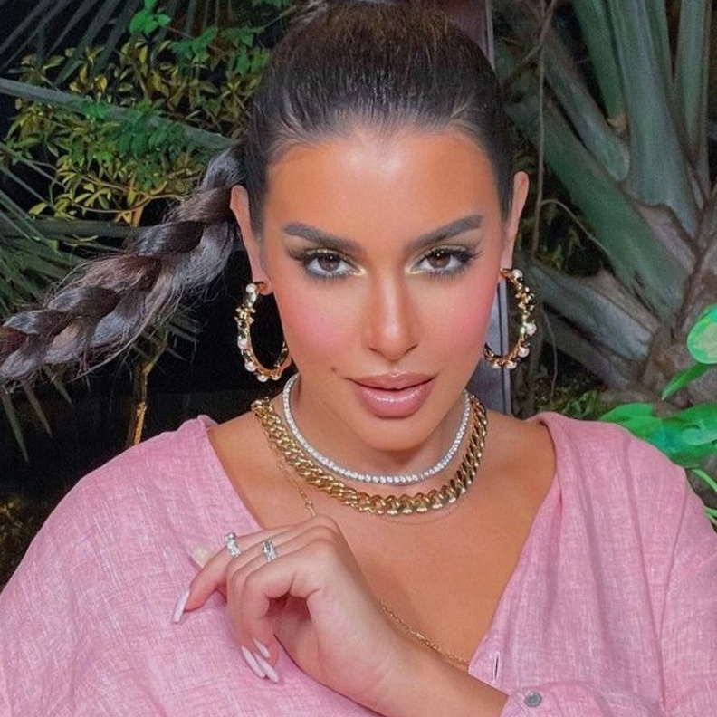 صور ياسمين صبري بـ نيو لوك الضفيرة مع المكياج الغرافيكي