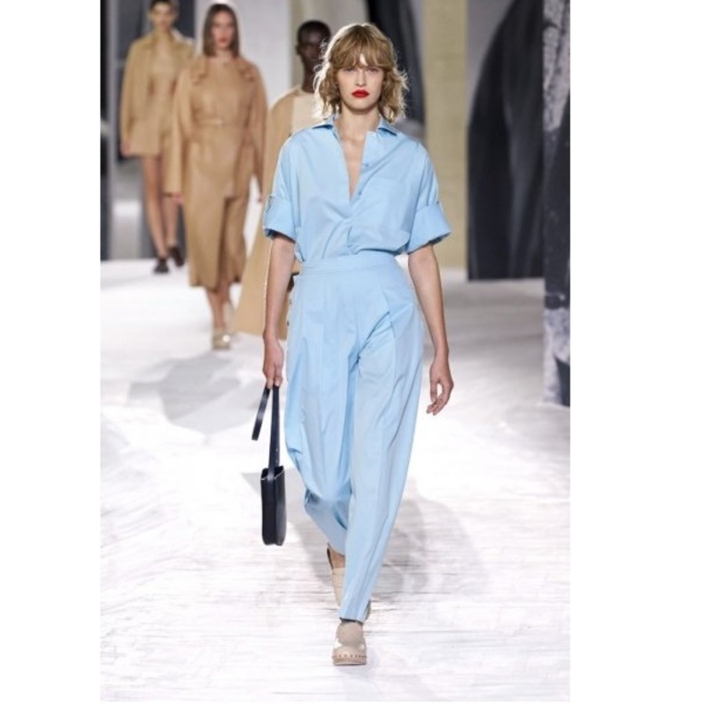 فستان شبابي بسيط بطول الركبة باللون الأزرق الفاتح من Alberta Ferretti 