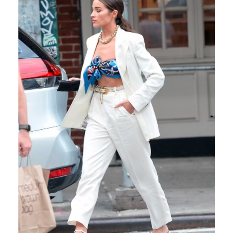 صور اوليفيا كالبو تستعرض رشاقتها في أحدث إطلالاتها بالأبيض