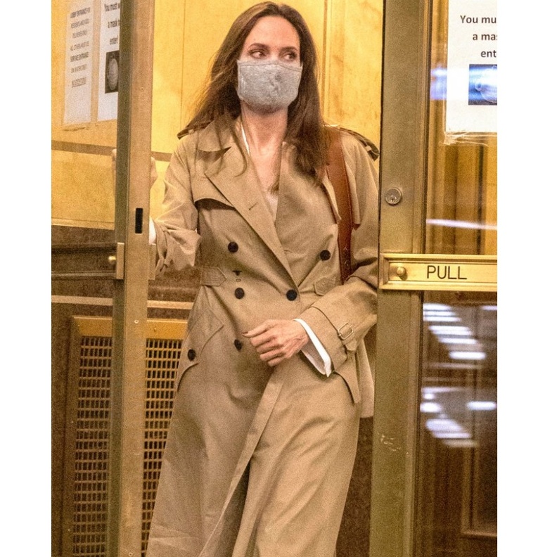 انجلينا جولي ترتدي معطف ترنش من ديور في مطار نيويورك