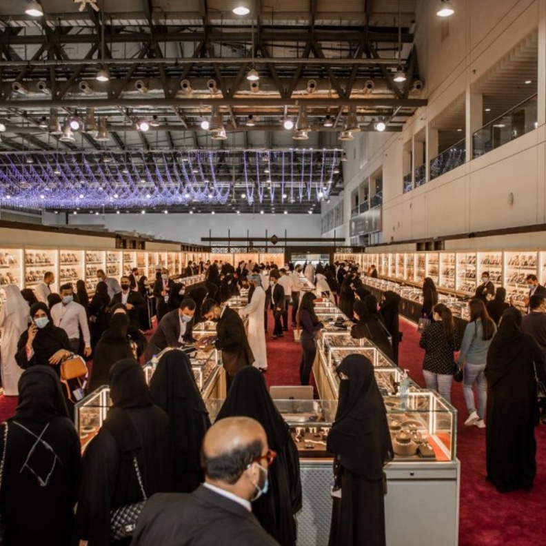 العديد من المجوهرات والمعروضات القيمة في جواهر الإمارات