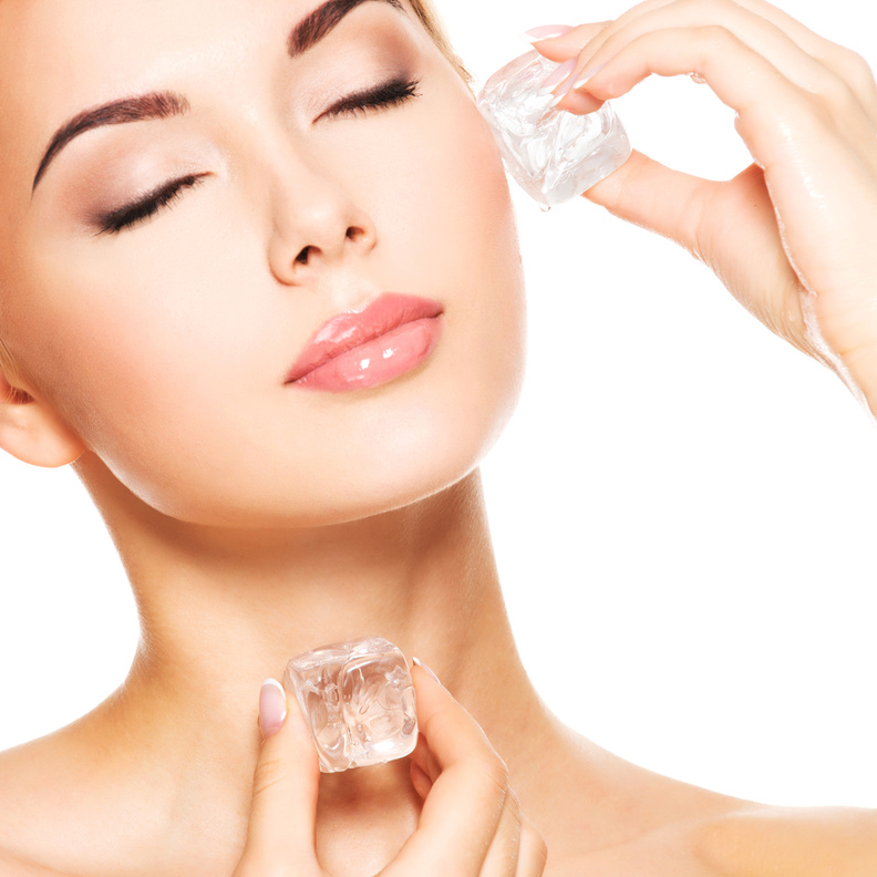 استخدامات جمالية للثلج في الصيف على البشرة