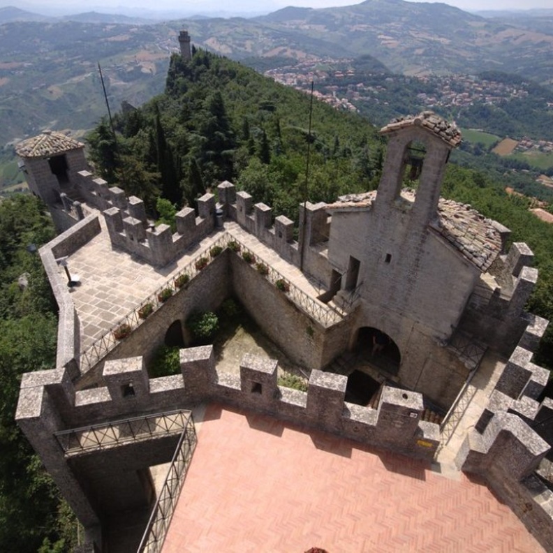 سان مارينو متألقة بسحر العصور الوسطى بواسطة gromgull