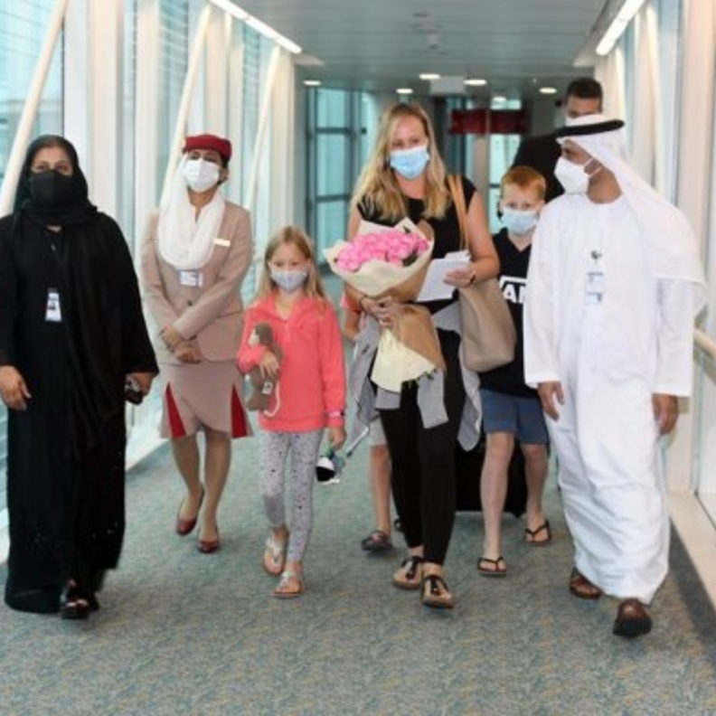الإمارات تجمع شمل عائلة أسترالية علقت لأسابيع في سريلانكا