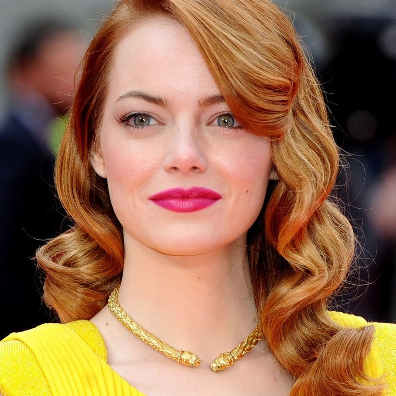  الوان احمر شفاه زهري قوي ومشرق بأسلوب Emma Stone