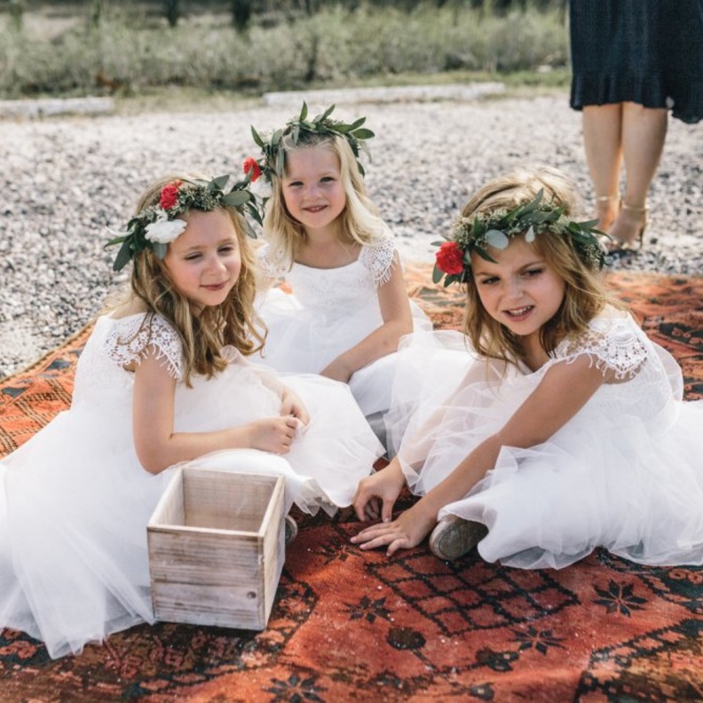 تحدثي مع ضيوف حفل الزفاف الآخرين الذين لديهم أطفال صغار عن خططكم للعناية بأطفالكم